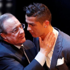 Florentino Pérez felicitando a Cristiano Ronaldo, en una imagen de archivo.-REUTERS