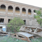 Fachada trasera del Hospital Simón Ruiz, con restos de una escuela taller de principios de los años noventa-Santiago