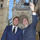 Antonio Silván se hace un 'selfie' con Óscar Puente ante la Catedral.-César