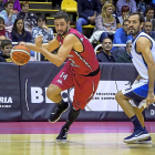 Astilleros intenta superar en dribling a Blanch (CBPrat).-M. A. SANTOS