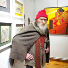 Félix Cuadrado Lomas junto a algunas de sus obras expuestas en la galería Rafael hasta el próximo 11 de enero.-PABLO REQUEJO / PHOTOGENIC