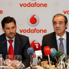 El presidente del Consejo de Colegios Farmacéuticos de Castilla y León (Concyl), Jesús Aguilar (D), y el director territorial de Vodafone España en la Comunidad, Mariano Galán (I), presentan el acuerdo para la receta electrónica de Vodafone y el Consejo d-Ical