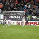 Jugadores blanquivioleta se muestran apesadumbrados tras encajar uno de los goles el domingo en Pamplona-LOF