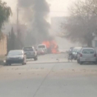 Una columna de humo y fuego se eleva en la sede de Save the Children en Jalalabad, en Afganistán, este miércoles.-REUTERS