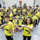 Patinadores de todas las edades posan con sus medallas conseguidas en los diferentes torneos autonómicos y nacionales.-J. M. LOSTAU