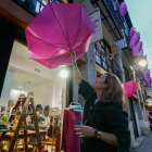 Paraguas rosas en la calle Regalado.-J.M. LOSTAU