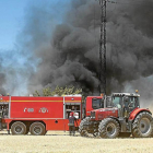 Bomberos de Valladolid sofocan el incendio de un camión de neumáticos en el alfoz de la ciudad.-Pablo Requejo