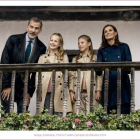 La postal navideña de Los Reyes y sus hijas, Leonor y Sofía, en el ’pueblo ejemplar’ de Asiegu, el pasado octubre, cuando los actos de los Premios Princesa de Asturias.-CASA DEL REY