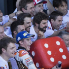 Marc Márquez celebra el título junto a todo su equipo.-/ MIGUEL LORENZO
