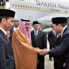 El presidente indonesio, Joko Widodo, a la izquierda, recibe al monarca saudí, Salman, en el centro, este miércoles, en Yakarta.-HANDOUT / REUTERS