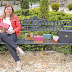 Laura Tapias, CEO y fundadora de Lauwood, muestra los bolsos hechos de maderas nobles.-EL MUNDO