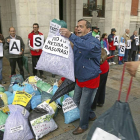 Imagen de archivo de una protesta vecinal delante del Ayuntamiento contra la tasa de basura.-Ical