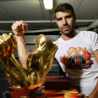Noé Feliz posa con uno de los trofeos más deseados de España, del que solo hay tres modelos.-J.M. LOSTAU