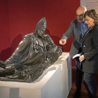 María Bolaños y Manuel Arias  contemplan el bronce de Guglielmo della Porta en el Salón Rojo.-J. M. LOSTAU
