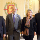 El alcalde de Valladolid, Francisco Javier León de la Riva, y sus homólogos de San Vicente de la Barquera, Julián Vélez(D);de Aguilar de Campoo, María José Ortega, y el concejal de Proyecos del Ayuntamiento de Villaviciosa, Andrés Buznego(I)-Ical