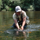 Un aficionado devolviendo una captura en un tramo del río Tormes-LEONARDO DE LA FUENTE