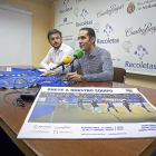 El director de Comunicación, Enrique López, junto al presidente Mario Arranz y el cartel de la campaña.-PABLO REQUEJO