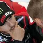 Jorge Lorenzo dialoga con Casey Stoner, en Cheste.-EFE / MANUEL BRUQUE