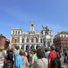 Un grupo de visitantes atiende a las explicaciones del guía en la Plaza Mayor.-ICAL