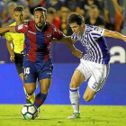 Ivi se lleva el balón ante el marcaje de Zubeldia en el Levante-Real Sociedad de la pasada temporada.-EL MUNDO