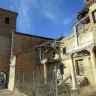 Edificio en ruinas junto a la Iglesia de San Román de Hornija en una foto de archivo.-J.M. Lostau
