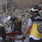 Trabajadores buscan víctimas debajo de los escombros de un edificio destruido que fue golpeado por el gobierno sirio y ataques aéreos rusos en la ciudad norteña de Maaret al-Numan en la provincia de Idlib, Siria, el lunes 22 de julio de 2019.-