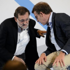Mariano Rajoy y Alberto Núñez Feijóo, en un acto del PP en Ourense.-EFE / BRAIS LORENZO