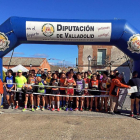 Los participantes en la Legua de Hornillos de Eresma esperan en la línea de salida.-E. M.