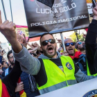 Participantes en la manifestación de Barcelona por la equiparación salarial de policías nacionales y guardias civiles con los mossos.-EFE / ENRIC FONTCUBERTA