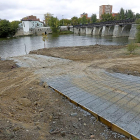 El nuevo embarcadero, en obras, del río Pisuerga junto al puente Mayor.-J.M. LOSTAU