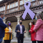 El presidente de la diputación de Valladolid, Conrado Íscar, junto a los representantes de los grupos políticos de la diputación, en contra de la Violencia Machista.- ICAL
