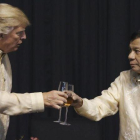 Trump brinda con el presidente de Filipinas, Rodrigo Duterte, en la cena de gala inaugural de la cumbre de la ASEAN, en Manila.-AP / ATHIT PERAWONGMETHA