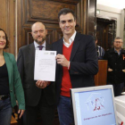 El secretario general del PSOE, Pedro Sánchez, presenta en el Registro del Congreso una propuesta para crear una subcomision que estudie la reforma de la Constitución.-Foto: AGUSTÍN CATALÁN