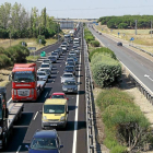 La A-62 ayer por la mañana con varios kilómetros de retenciones sentido Valladolid a la altura del puente del desvío de Villamarciel y Velliza.-J. M. Lostau