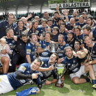 El VRAC, que cuenta con diez jugadores entre los premiados, celebra la Copa del Rey ganada en Palencia.-M. Brágima