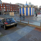 Dos coches en la rampa de entrada al aparcamiento de la Plaza Mayor.-J.M. LOSTAU