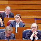 Herrera, De Santiago, Mañueco, De la Hoz y Silván, ayer, en una de las votaciones del pleno.-ICAL