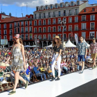 Los modelos durante uno de los desfiles en la pasarela ubicada en la Plaza Mayor.-J.M. LOSTAU