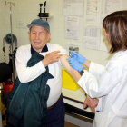 Una enfermera inyecta la vacuna antigripal a un paciente en el CAP Santa Maria de Lleida.-Foto: LAURA CORTÉS/ ACN