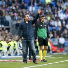 Sergio da instrucciones a los jugadores en el partido frente al Real Madrid disputado en el Bernabéu.-PHOTO DEPORTE