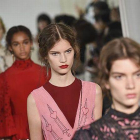 Valentino presenta en París su colección para la próxima primavera.-AP / ATLAS