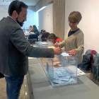 El médico vallisoletano Miguel Holguín durante la votación en el colegio electoral.-E. M.