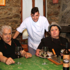 En la imagen, Elías Martín (i) y Gloría Lucía (d) Martín, dueños y cocineros del restaurante  con Luis Gonzaga, un maestro aprendiz de los fogones de El Empalme.-JOSÉ LUIS CABRERO