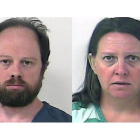 Robert Johnson, de 44 años, y Marie Johnson, de 43, fotografiados por la policía tras ser detenidos acusados de abuso sexual de una menor.-ST. LUCIE SHERIFF'S DEPT / FLORIDA