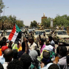 Manifestantes protestan ante las fuerzas de seguridad sudanesas en Kartum.-UMIT BEKTAS (REUTERS)