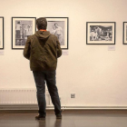 Un hombre contempla antiguas fotografías de los actores de ‘Star Wars’.-Pablo Requejo