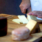 Un productor de quesos prepara una degustación de algunos de sus curados.-EL MUNDO