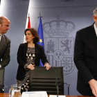 La vicepresidenta del Gobierno en funciones, Soraya Sáenz de Santamaría, y los ministros de Economía, Luis de Guindos, y de Hacienda, Cristóbal Montoro.-JUAN MANUEL PRATS