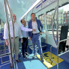 El alcalde, Óscar Puente, ayer, dentro de uno de los autobuses híbridos.-ICAL