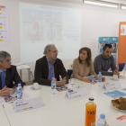 Javier Franco (I), director de Banca de Instituciones de CaixaBank, Javier Pastor de ISS(2I), María del Mar Fresno (C), directora territorial de la Fundación secretariado Gitano en Castilla y León, Poli López (2D), alumno Aprender Trabajando e Isabel Alca-Ical